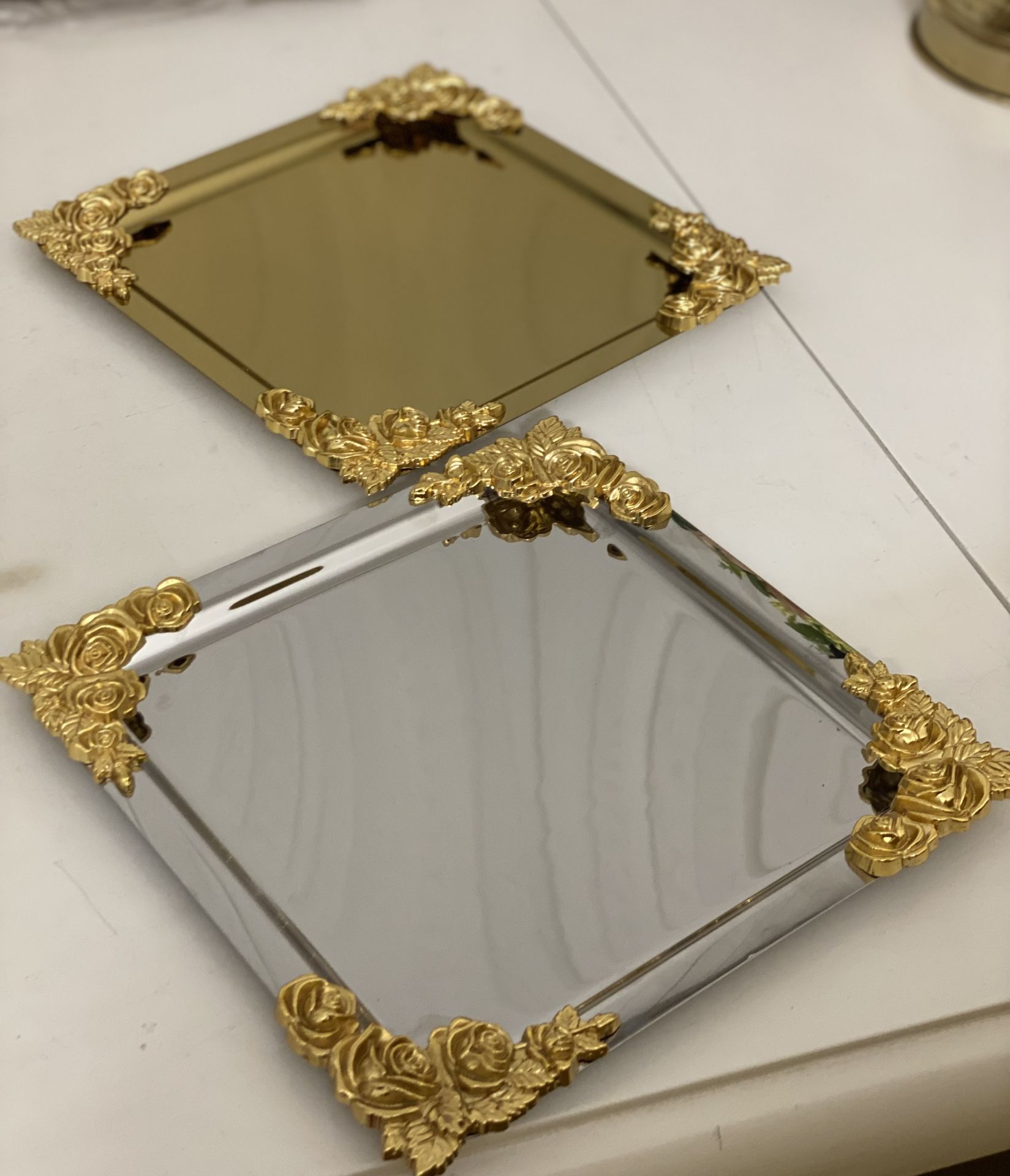 GOLD VE GÜMÜŞ KARE DÖRT KENAR GÜL AKSESUARLI SUNUM TEPSİSİ