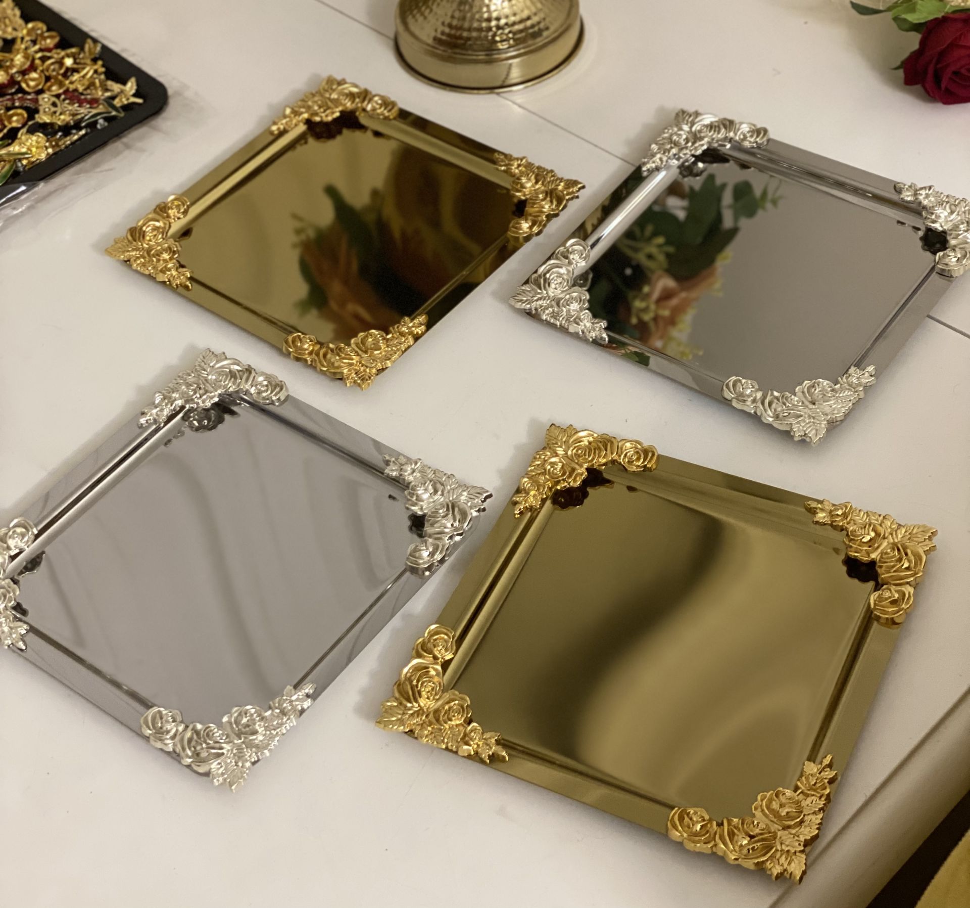 GOLD VE GÜMÜŞ KARE 4 LÜ DÖRT KENAR GÜL AKSESUARLI SUNUM TEPSİSİ