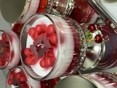 ÇELİK BATON TEPSİLİ 3 LÜ KİRAZLI KOKULU MUM KAPAKLI GÜMÜŞ RENK