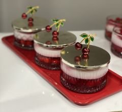 KIRMIZI DİKDÖRTGEN TEPSİDE 3 LÜ CAM KİRAZLI KOKULU MUM KAPAKLI SOYA MUM
