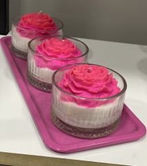 PEMBE BATON TEPSİLİ 3 LÜ CAMDA GÜL DEKORLU MUM SOYA MUM