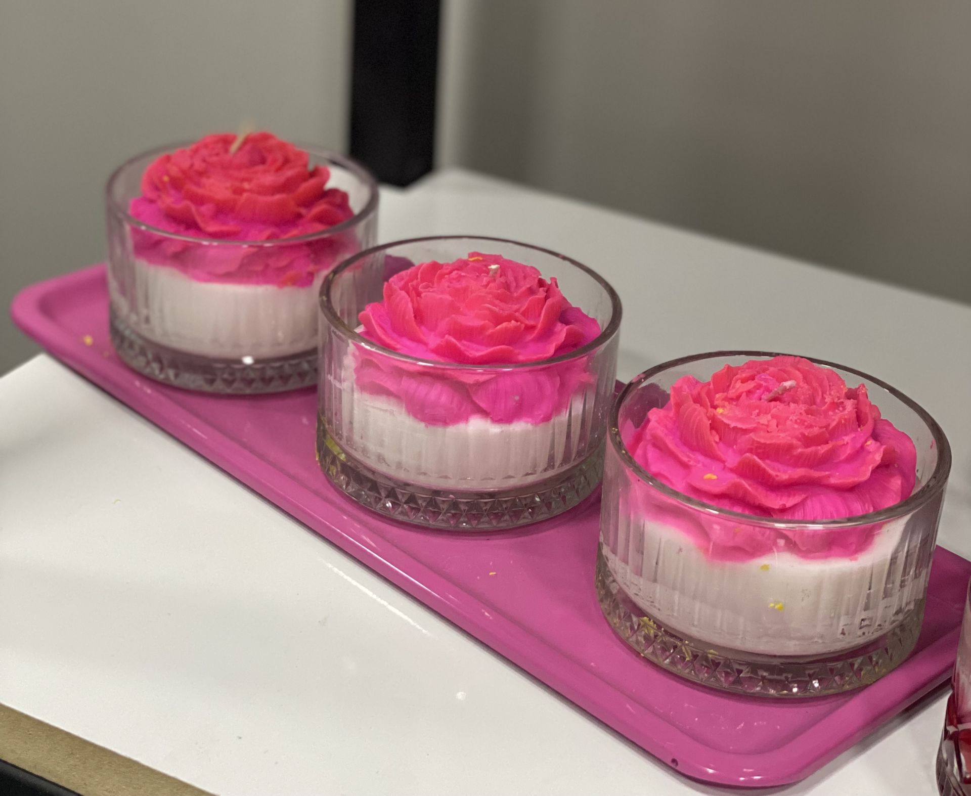 PEMBE BATON TEPSİLİ 3 LÜ CAMDA GÜL DEKORLU MUM SOYA MUM