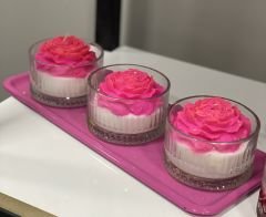 PEMBE BATON TEPSİLİ 3 LÜ CAMDA GÜL DEKORLU MUM SOYA MUM