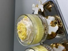 DEKORATİF CAM AYAKLI KASEDE GÜLLÜ KOKULU MUM 2 Lİ KELEBEKLİ TEPSİ SOYA MUM