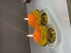 BEYAZ TABANLI GOLD RENK MAKARONLUKTA SARI GÜL MUM 2 Lİ