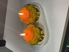 BEYAZ TABANLI GOLD RENK MAKARONLUKTA SARI GÜL MUM 2 Lİ