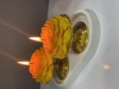 BEYAZ TABANLI GOLD RENK MAKARONLUKTA SARI GÜL MUM 2 Lİ