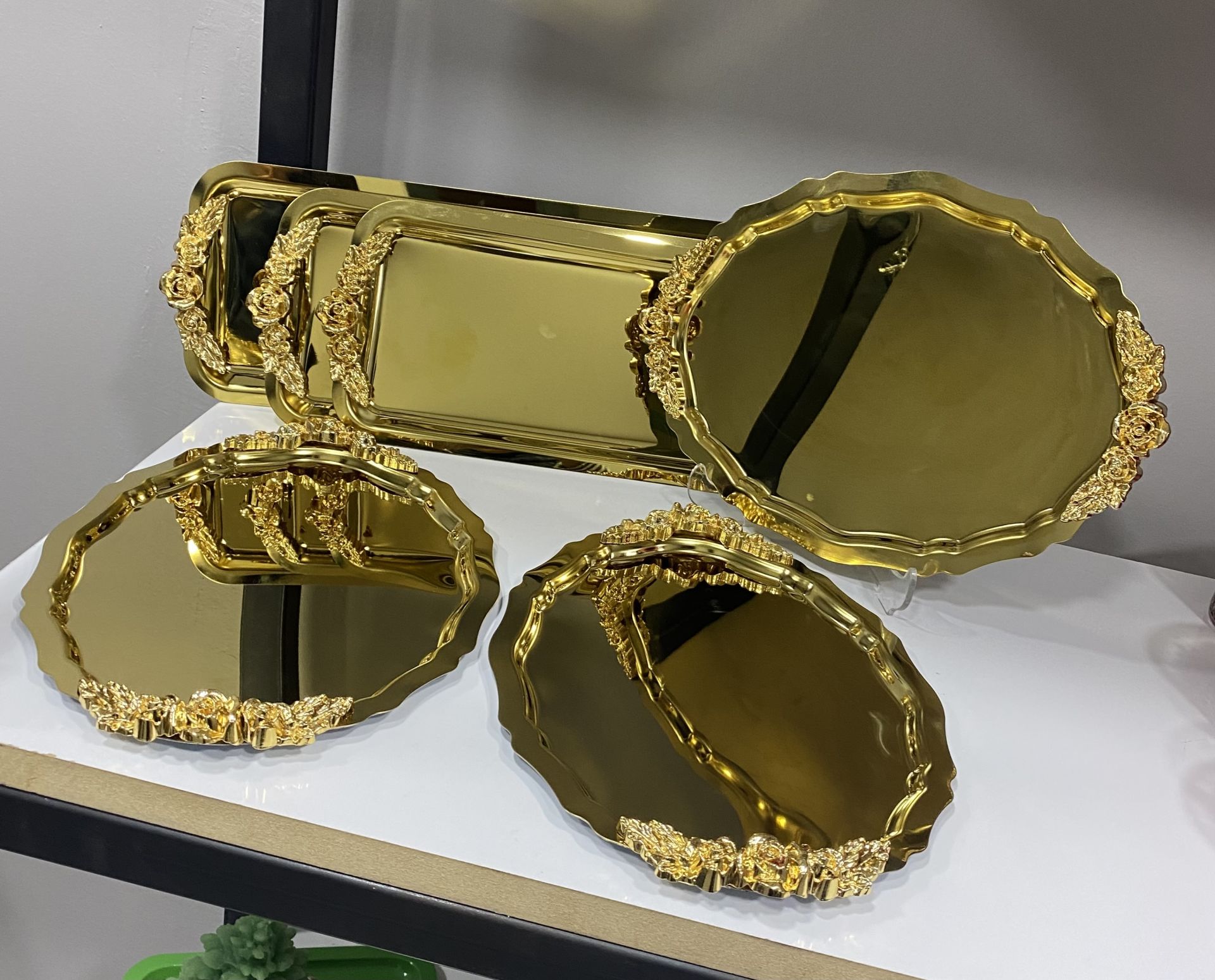 GOLD RENK 3 ADET OVAL 3 ADET DİKDÖRTGEN KULPLU MODEL SERVİS VE SUNUM TEPSİSİ