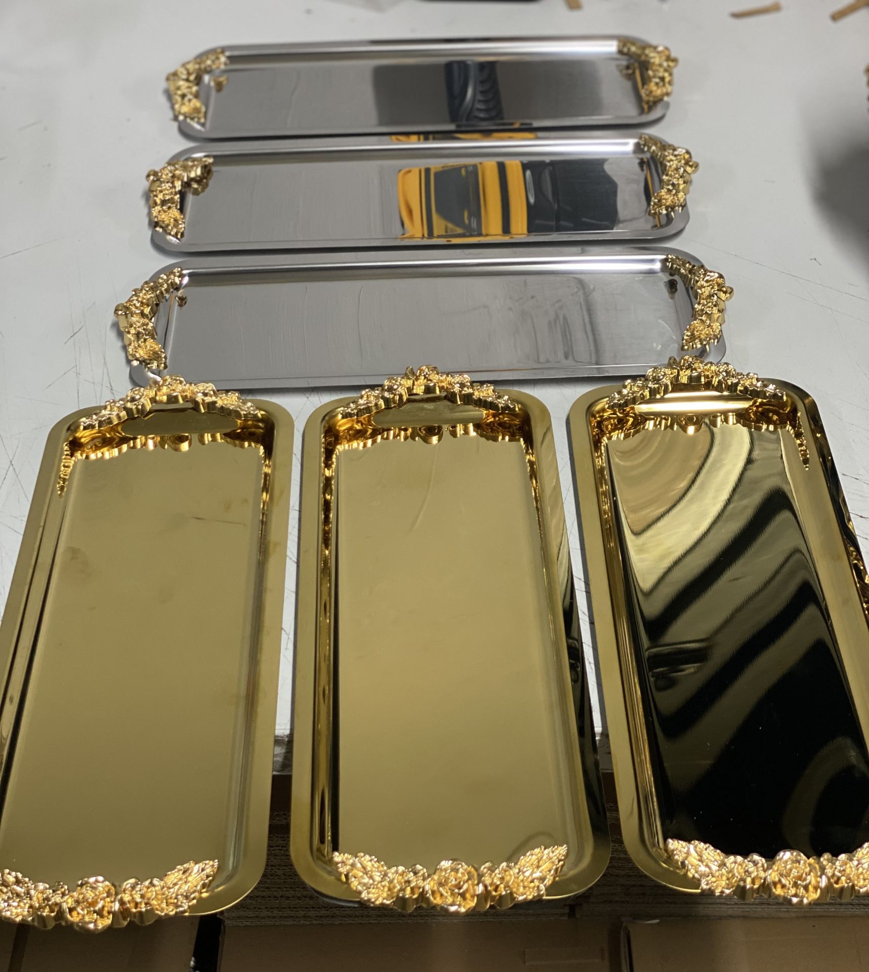 ÇELİK DİKDÖRTGEN 3 ADET GOLD 3 ADET GÜMÜŞ KULPLU SERVİS VE SUNUM TEPSİSİ