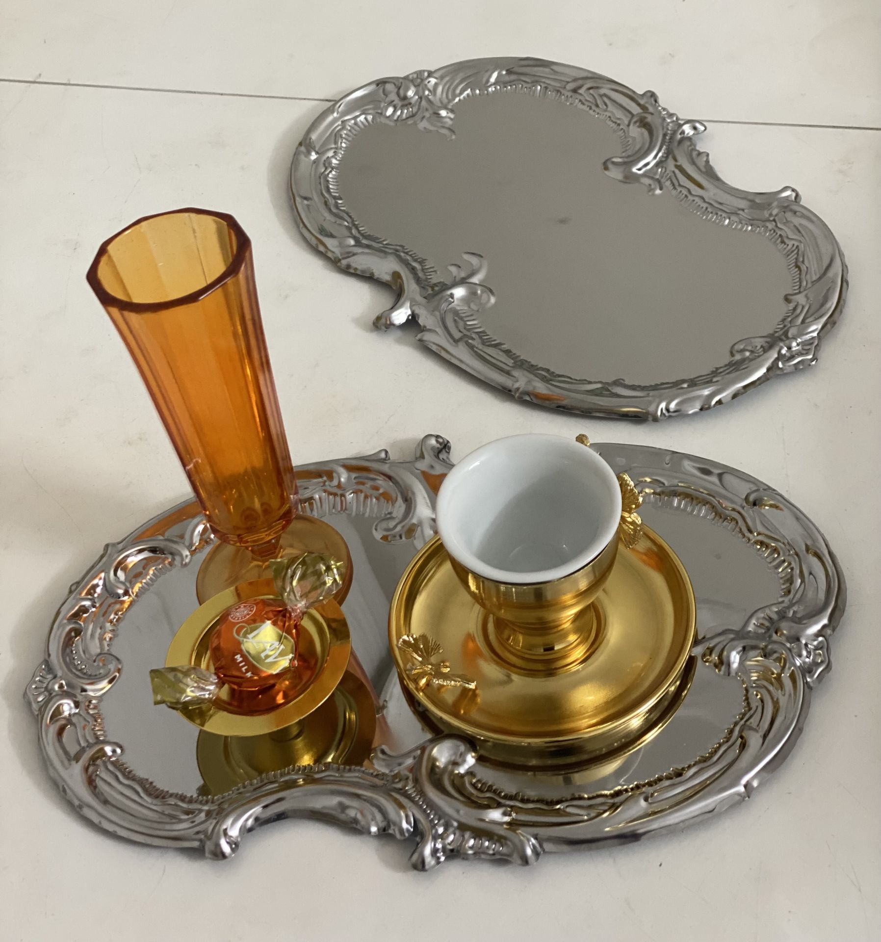 PASLANMAZ ÇELİK GÜMÜŞ 2 ADET İŞLEMELİ DESENLİ SERVİS VE SUNUM TEPSİSİ 30 cm
