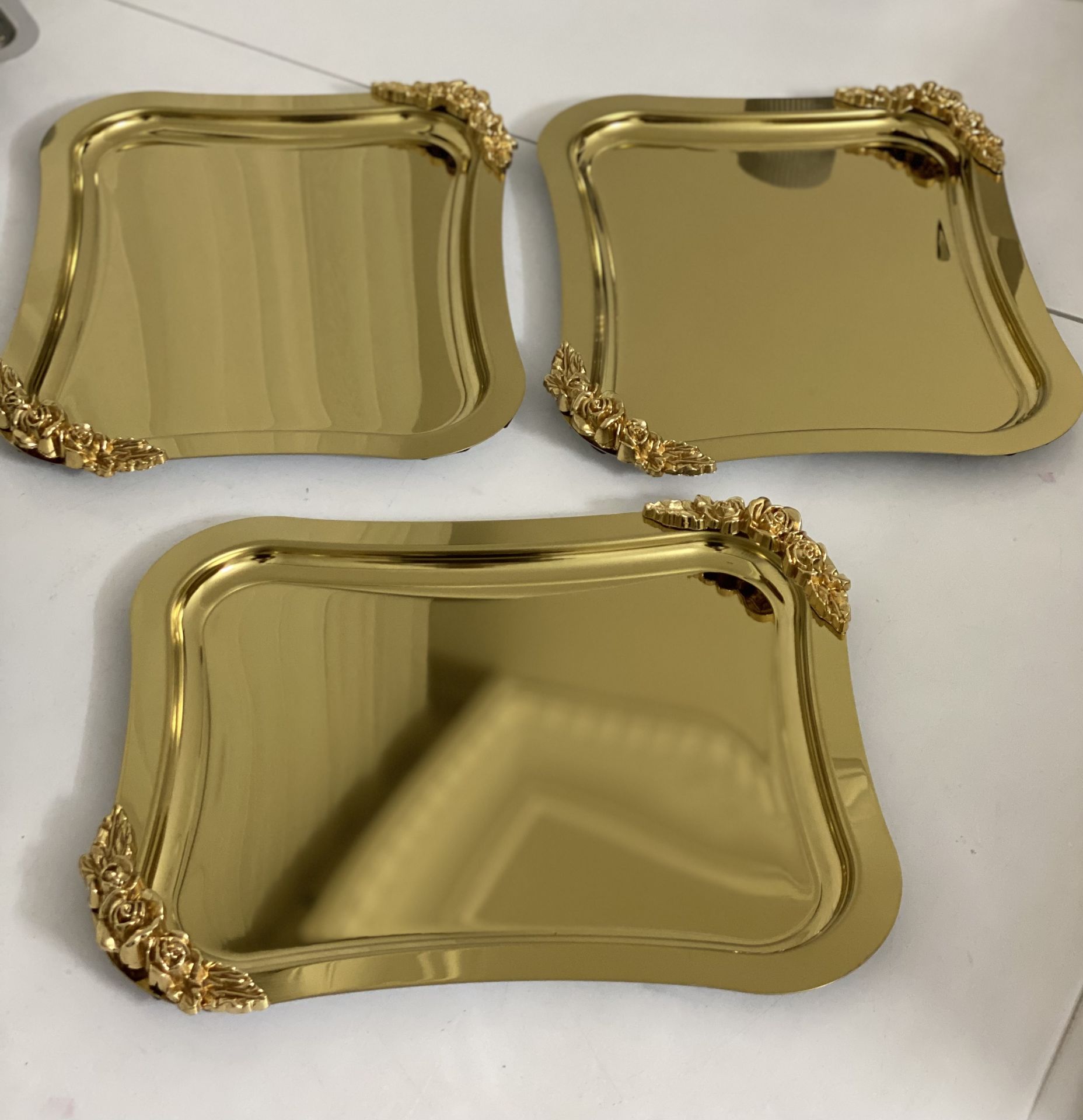 3 ADET ÇELİK GOLD RENK İTALYAN MODEL ÇİFT AKSESUARLI DALGALI SUNUM TEPSİSİ