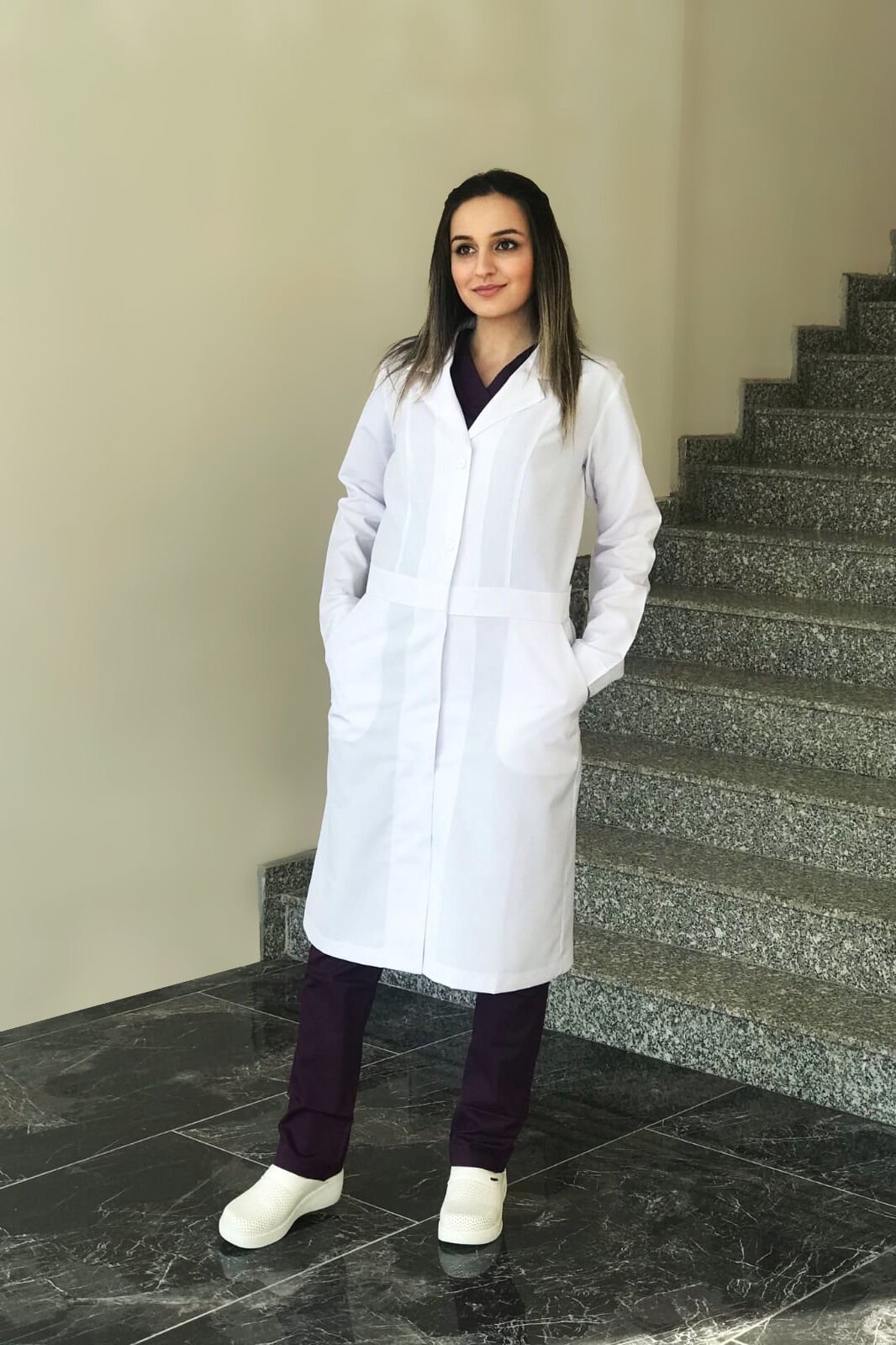 Kadın Mono Yaka Uzun Çıt Çıt Detaylı Beyaz Önlük