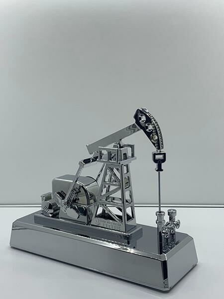 MASA ÜSTÜ PLAKET PETROL POMPASI HAREKETLİ KROM KAPLAMA ABS 26x22x9cm 2 ADET KALEM PİLLE ÇALIŞIR MAKET-AFT PLAKET103