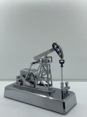 MASA ÜSTÜ PLAKET PETROL POMPASI HAREKETLİ KROM KAPLAMA ABS 26x22x9cm 2 ADET KALEM PİLLE ÇALIŞIR MAKET-AFT PLAKET103