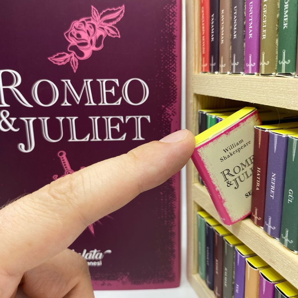 Romeo ve Juliet Temalı Çikolata Kütüphanesi