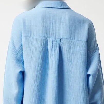 Yumuşak kumaşlı, sade tasarımlı oversize pamuklu gömlek