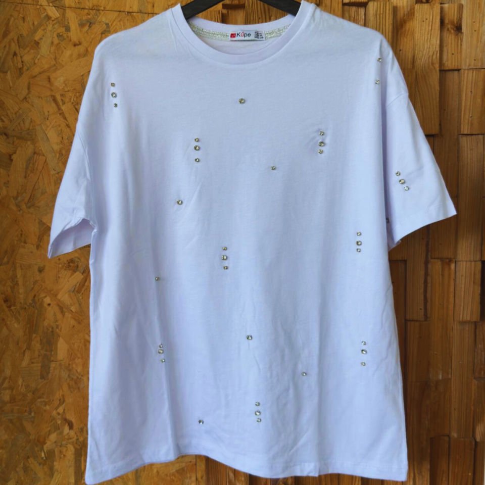 Taş işlemeli yuvarlak yakalı T-shirt – sade, ışıltılı ve rahat