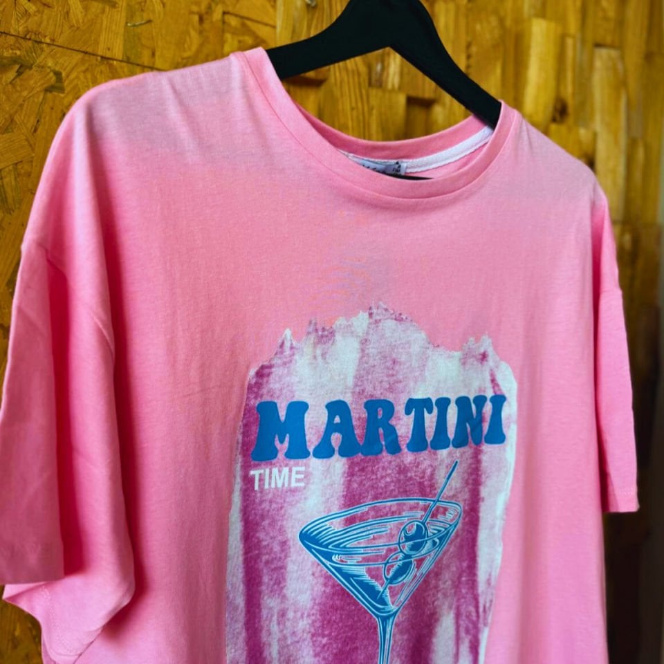 Baskılı kadın T-shirt, üç şık renk seçeneğiyle “Fincan” tasarım