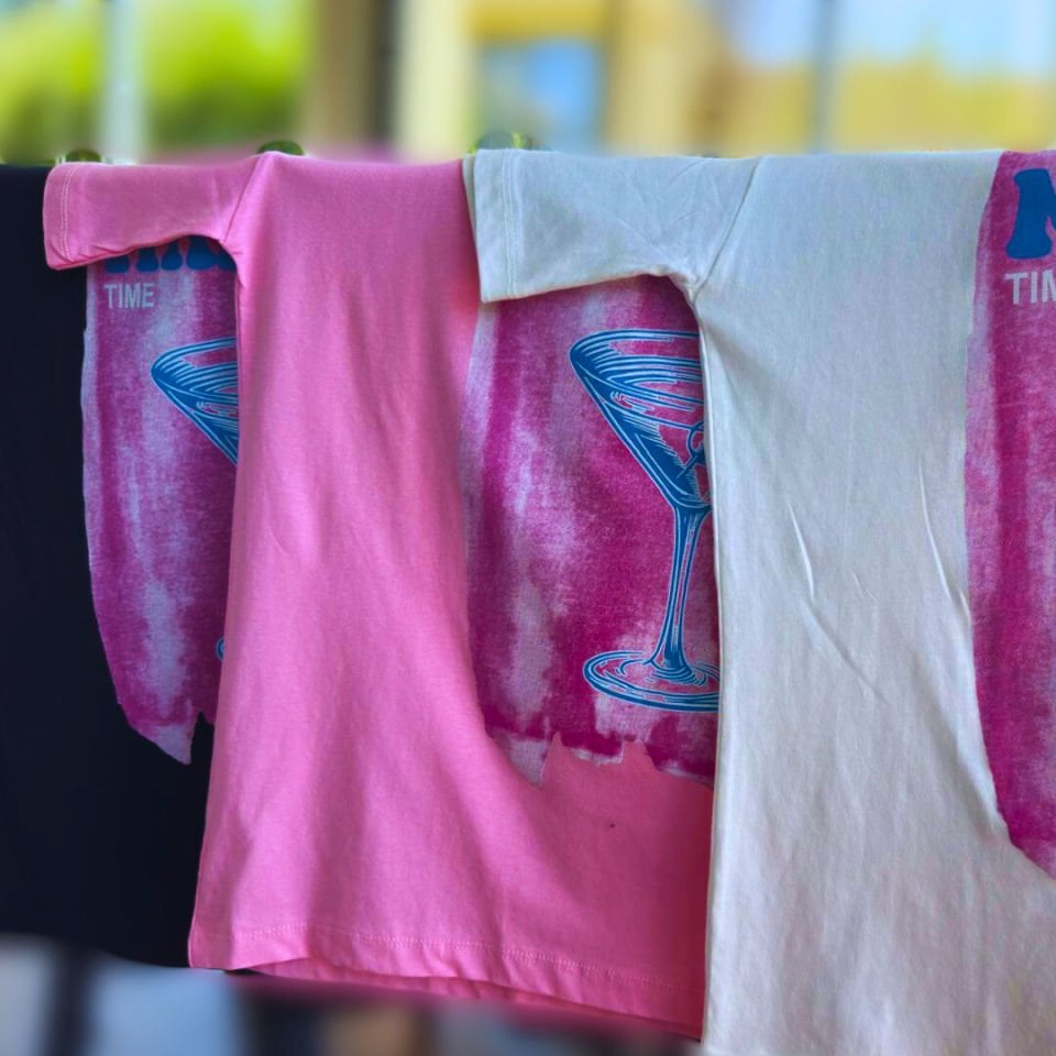 Baskılı kadın T-shirt, üç şık renk seçeneğiyle “Fincan” tasarım