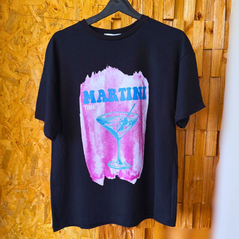 Baskılı kadın T-shirt, üç şık renk seçeneğiyle “Fincan” tasarım