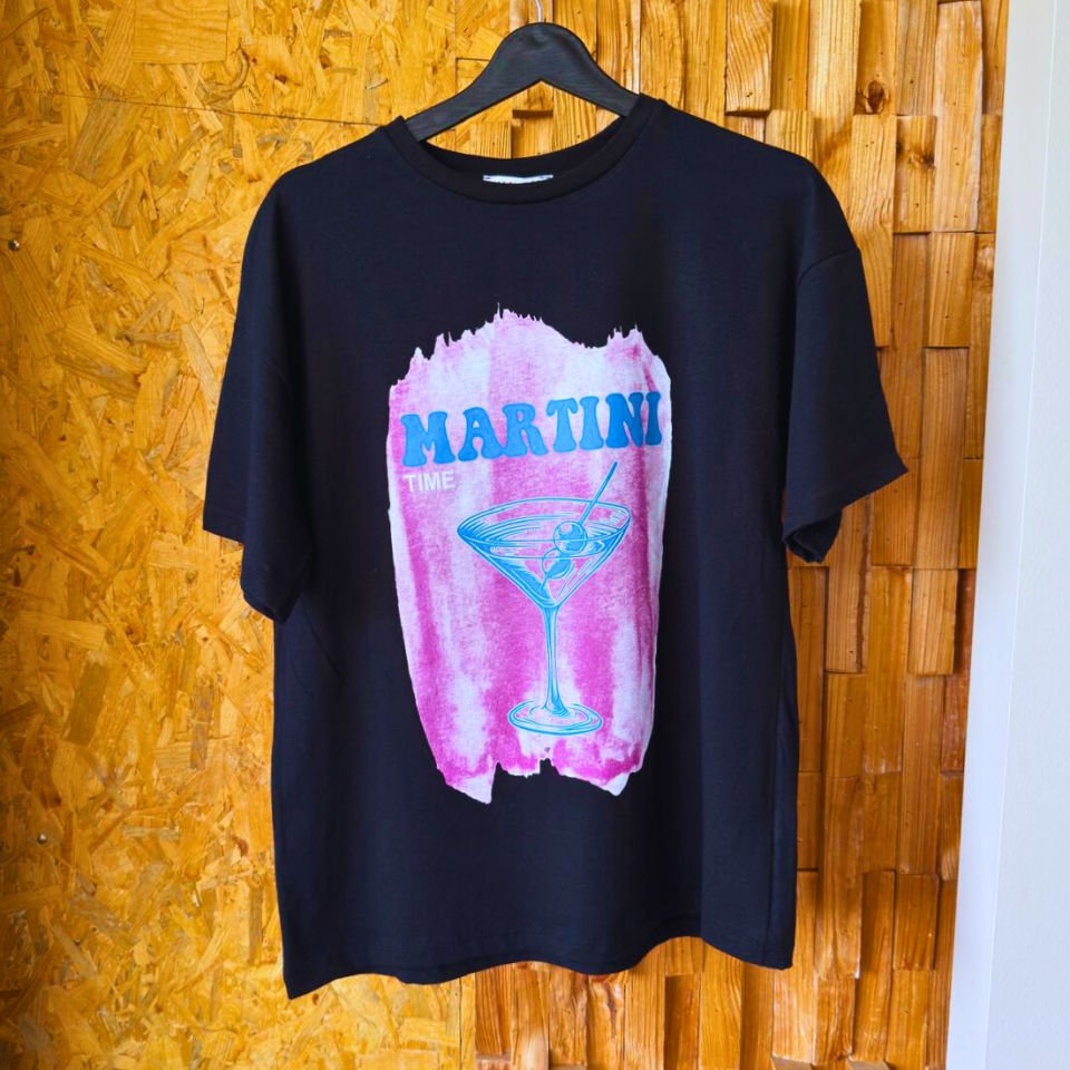 Baskılı kadın T-shirt, üç şık renk seçeneğiyle “Fincan” tasarım