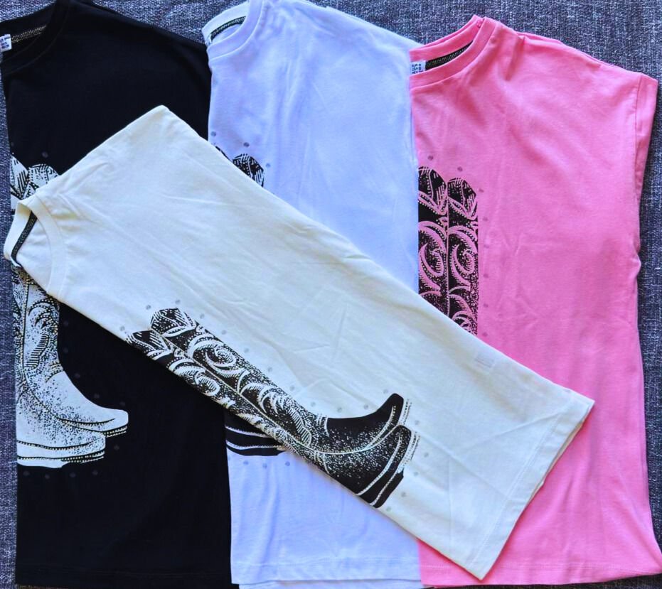Kız çocukları için Boho stilinde “Knocking Boots” baskılı T-shirt.