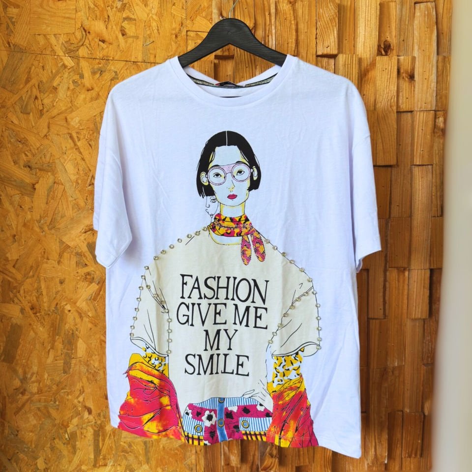 Baskılı ve taş işlemeli beyaz T-shirt – Basic Koleksiyon