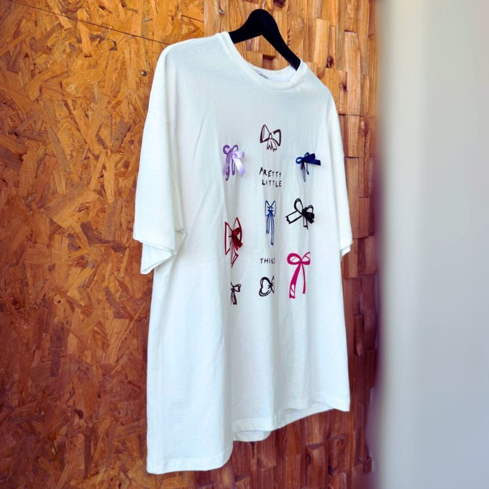 Oversize baskılı T-shirt, dokulu detaylara sahip