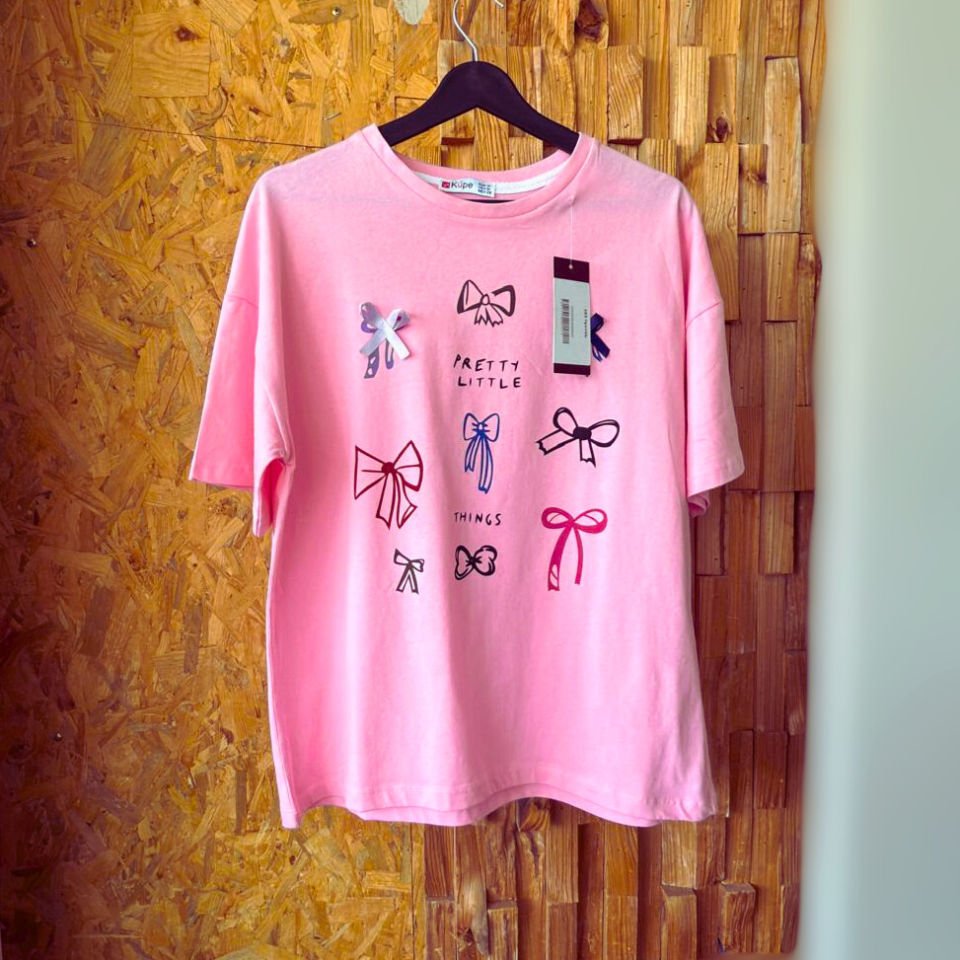 Oversize baskılı T-shirt, dokulu detaylara sahip