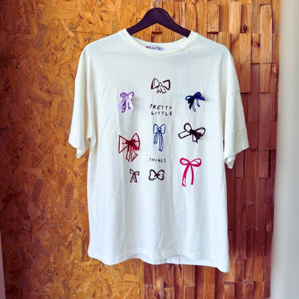 Oversize baskılı T-shirt, dokulu detaylara sahip