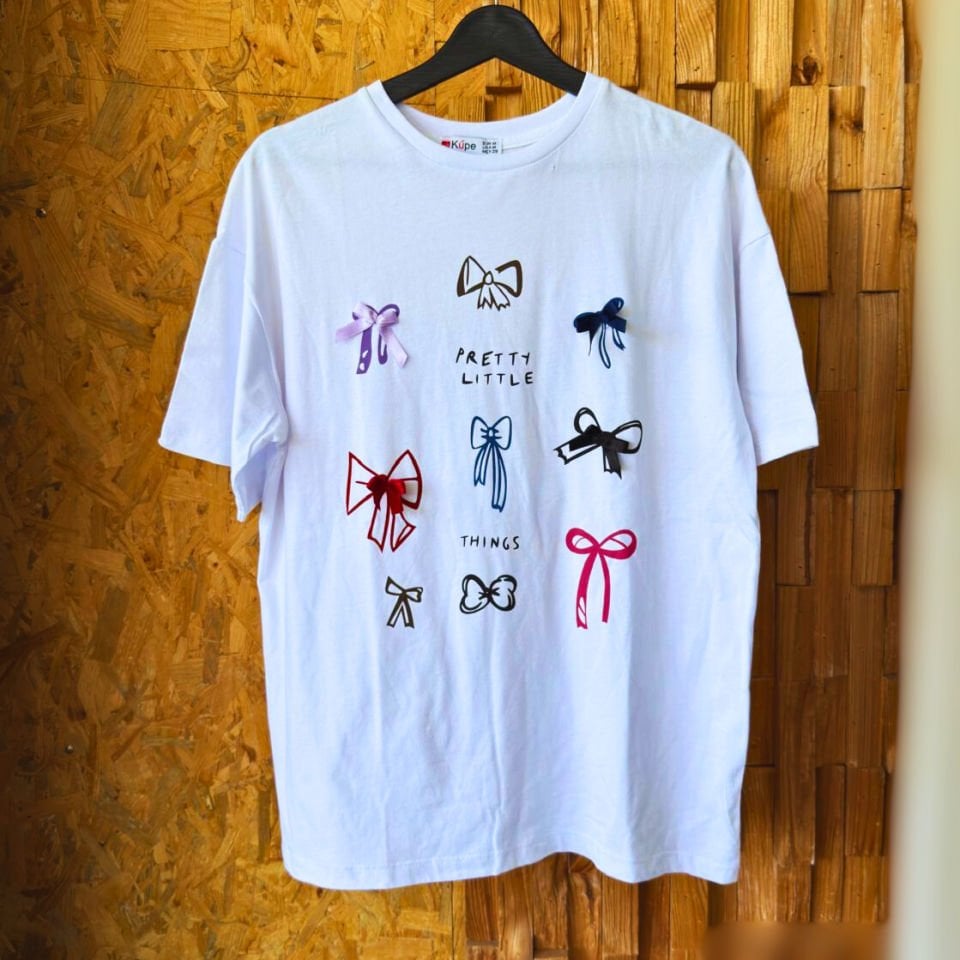 Oversize baskılı T-shirt, dokulu detaylara sahip