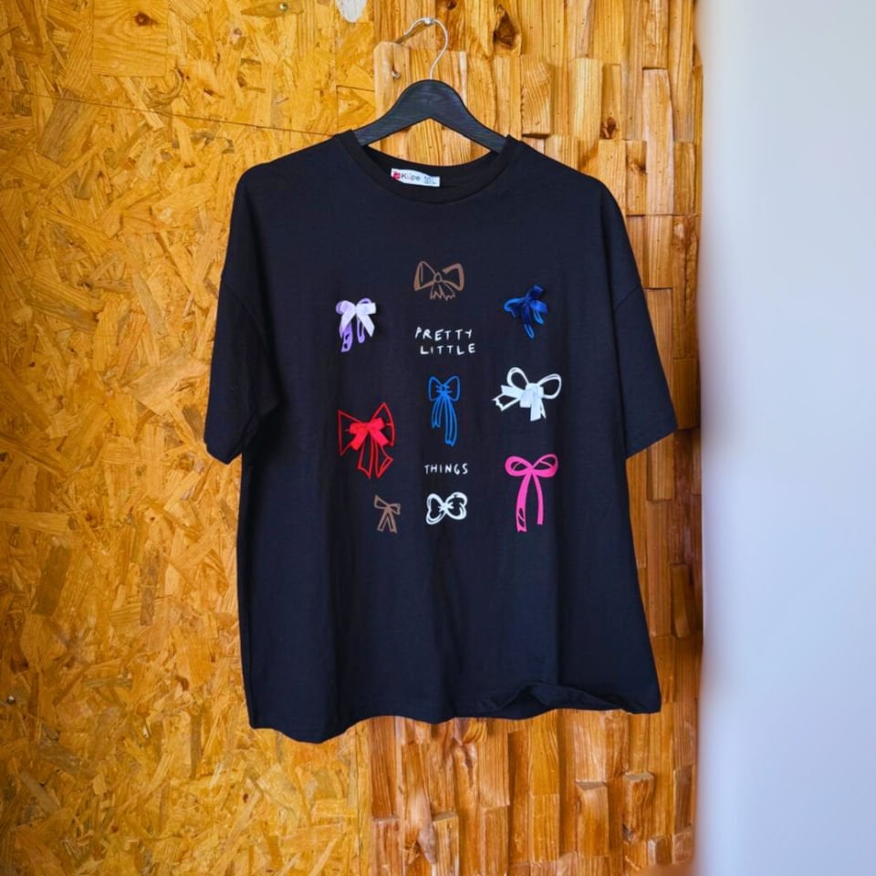 Oversize baskılı T-shirt, dokulu detaylara sahip