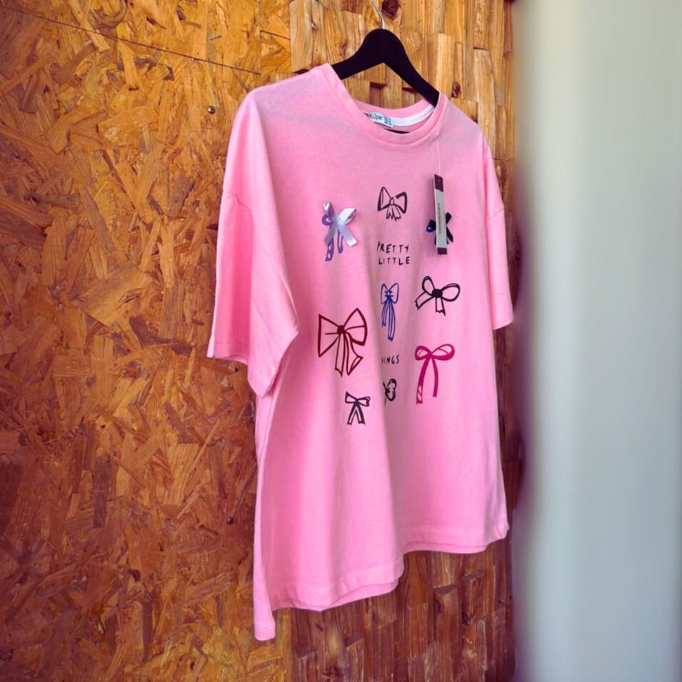 Oversize baskılı T-shirt, dokulu detaylara sahip