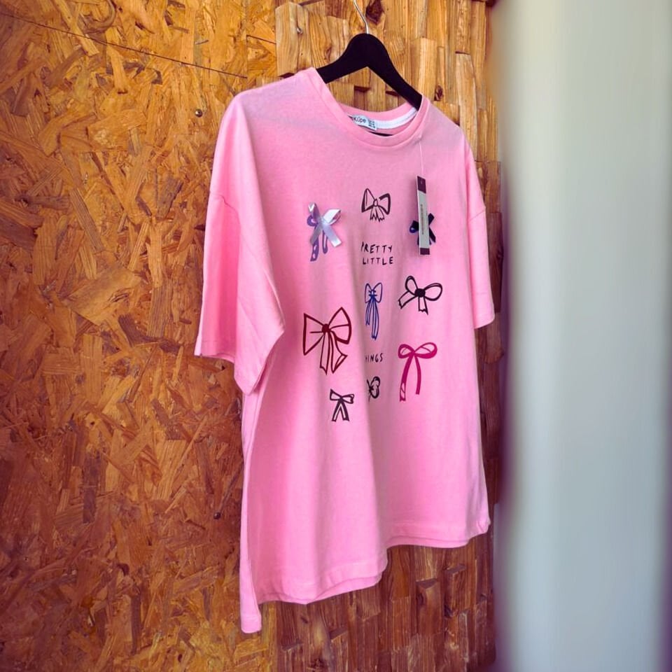Oversize baskılı T-shirt, dokulu detaylara sahip