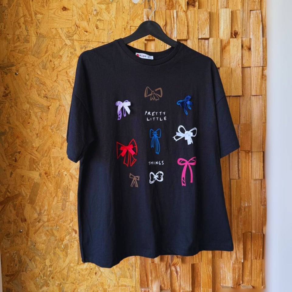Oversize baskılı T-shirt, dokulu detaylara sahip