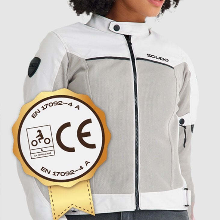 SCUDO® ürünleri; Motosiklet sürücüleri için koruyucu giysiler kategorisinde CE Onaylı EN 17092-4:2020 A Sınıfında bir kaliteye ve sertifikaya sahiptir. 