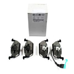 Комплект передних тормозных колодок Volkswagen Golf 4 оригинальный Vag Product 1K0698151A