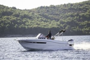 Atlantic Marine 690 Sun Cruiser + HONDA 200 HP