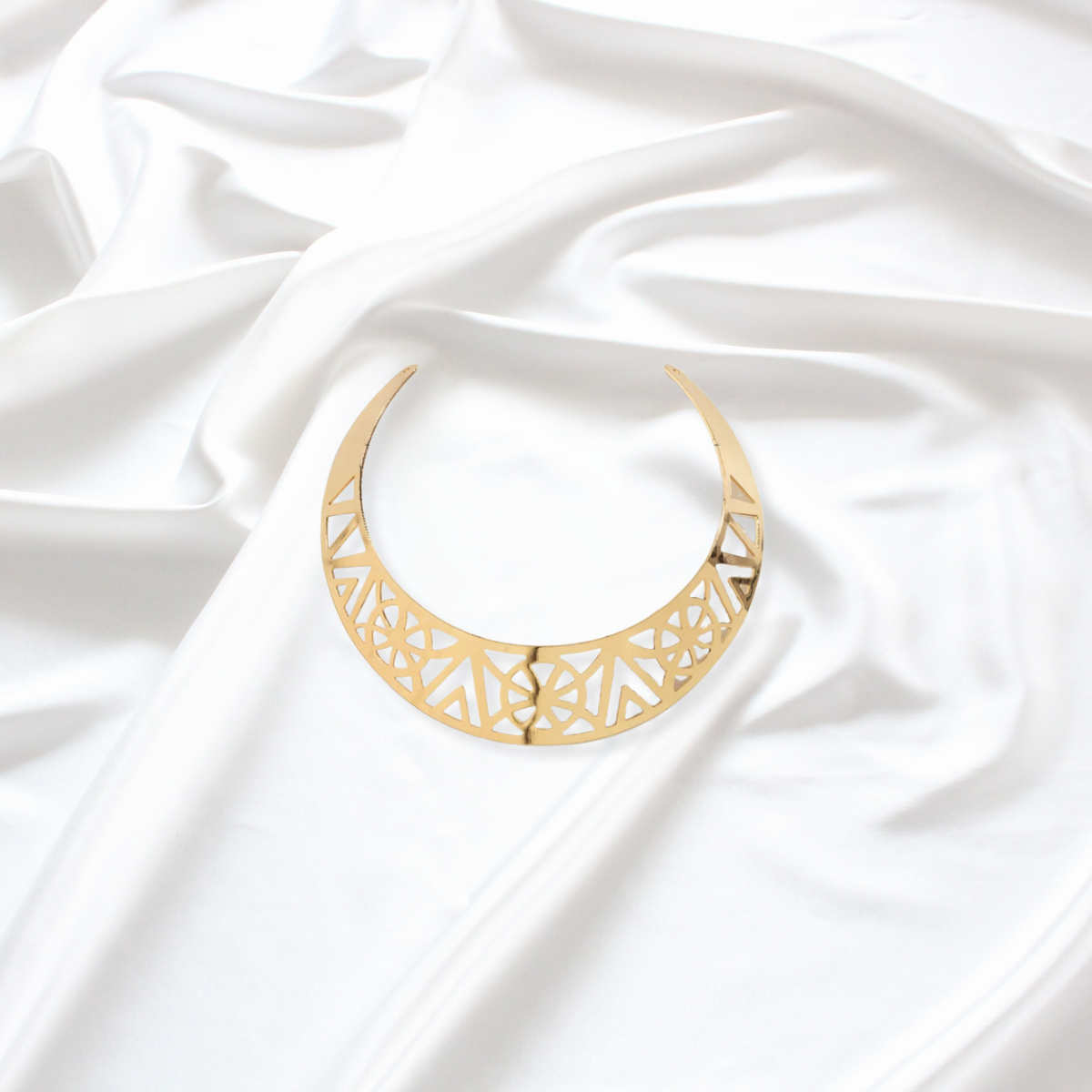 Etnik Desenli Gold Choker Kolye