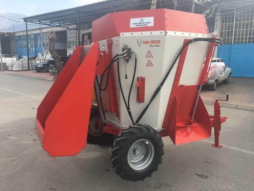 FutterMeister 2 m3 Traktor Tahrik Çekili Tip Kepçeli Yem Karma Makinası