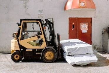 What should be considered when choosing forklift tyres?
