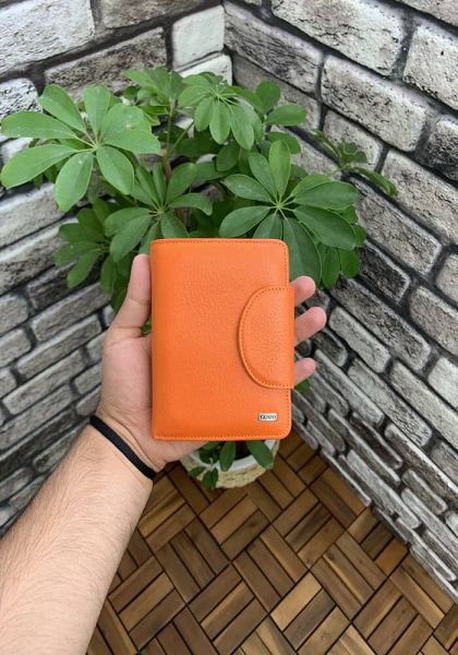 محفظة نسائية من الجلد باللون البرتقالي من Guard