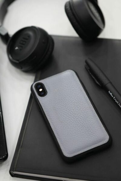 حافظة هاتف iPhone X / XS مصنوعة من الجلد باللون الرمادي