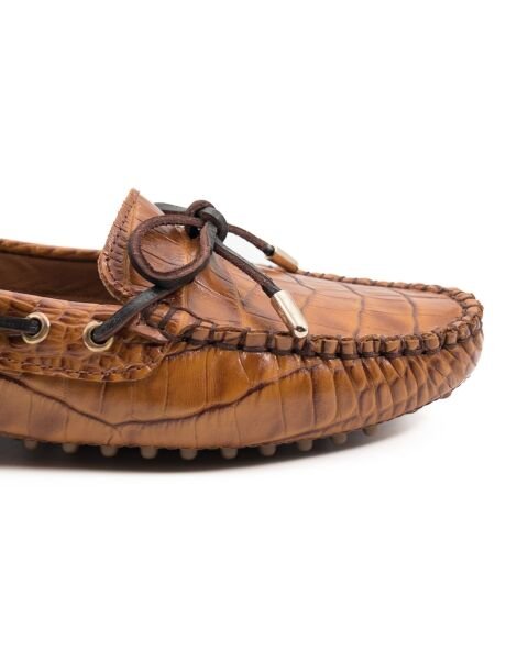 حذاء لوفر نسائي من الجلد الطبيعي مزين بنقشة التمساح باللون البني الفاتح من Patara