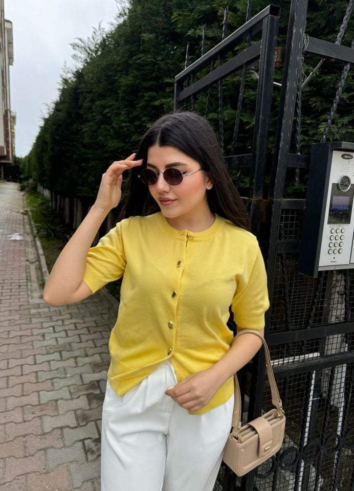 gold düğmeli ince triko bluz sarı