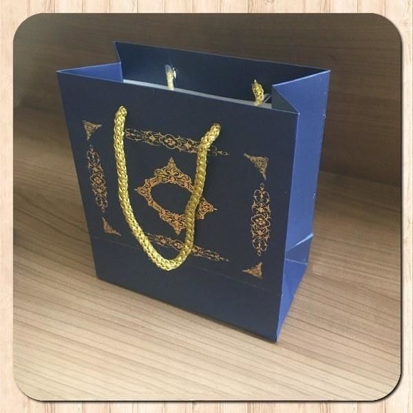 15.5x17x8 Ölçülü Lacivert Üzerine Gold Saray Desenli Karton Çanta