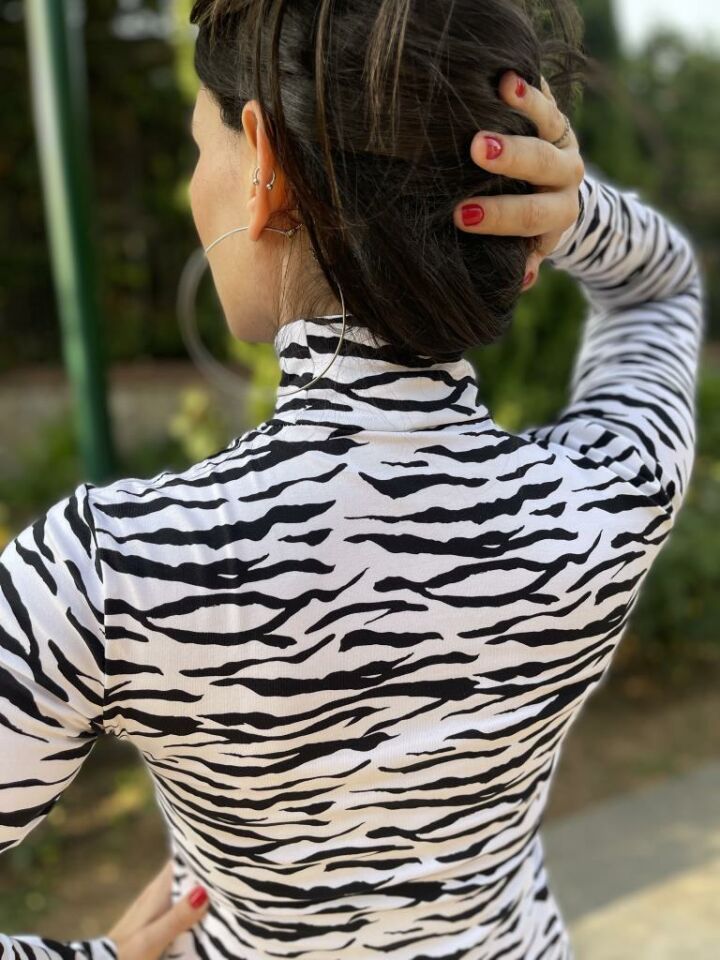 Kadın Uzun Kollu Yarım Balıkçı Yaka 1 Adet Zebra - S/M