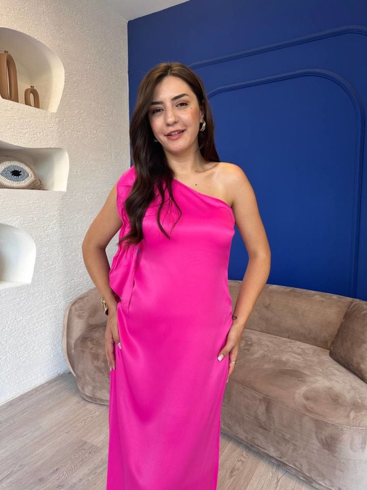 Pembe Tek Kol Detaylı Saten Elbise