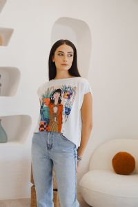 Beyaz Yarım Kol Renkli Baskı T-Shirt