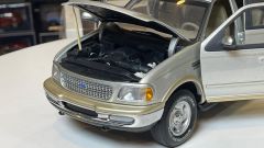 UT-MODELS - FORD USA - EXPEDITION XLT SUV 2001